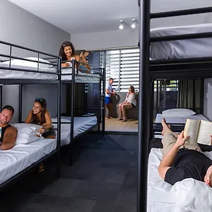 https://gilligans-backpacker-hotel-and-resort.cairnshotels4all.com